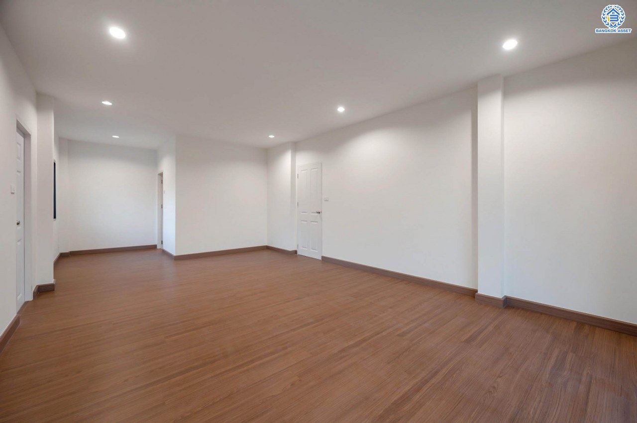 บ้านมือสองตกแต่งใหม่ โครงการ ลภาวัน9 ชัยพฤกษ์-ปากเกร็ด เนื้อที่ 71.9 ตร.ว. ฟังก์ชัน 3 ห้องนอน 3 ห้องน้ำ 1 ห้องอเนกประสงค์ 2 ที่จอดรถ ภายในบ้านกว้างขวาง ตอบโจทย์ทุกคนในครอบครัว บนทำเลที่ดีที่สุด เดินทางสะดวก เชื่อมต่อเมือง ใกล้เซ็นทรัลแจ้งวัฒนะ โรบินสัน ไลฟ์ไตล์ ราชพฤกษ์ และรถไฟฟ้าสายสีม่วง "สถานีบางพลู"